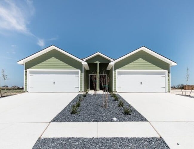 Building Photo - Luxury Duplex in Seguin! (Navarro ISD)