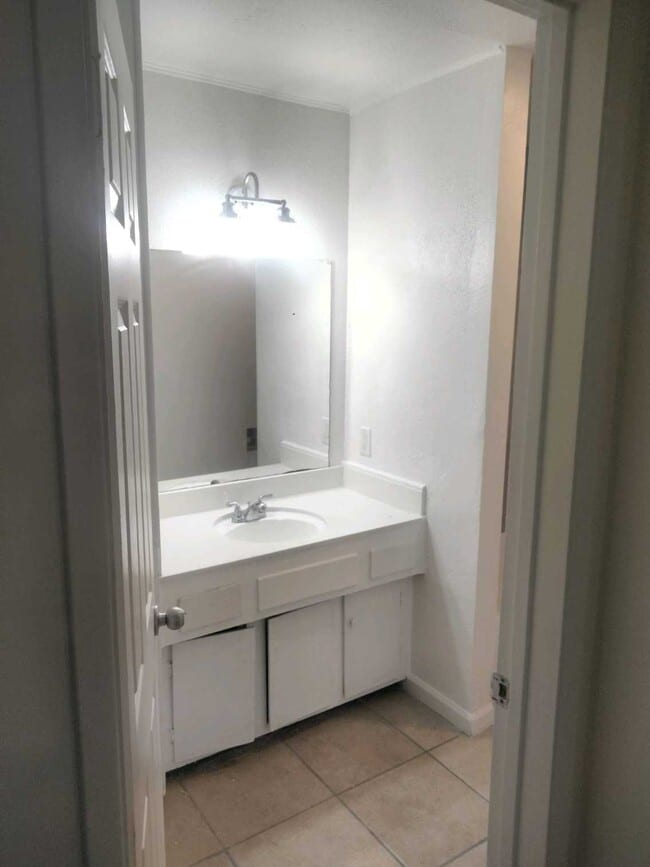 Vanidad - 279 Moss St Unidad 11 Campestre