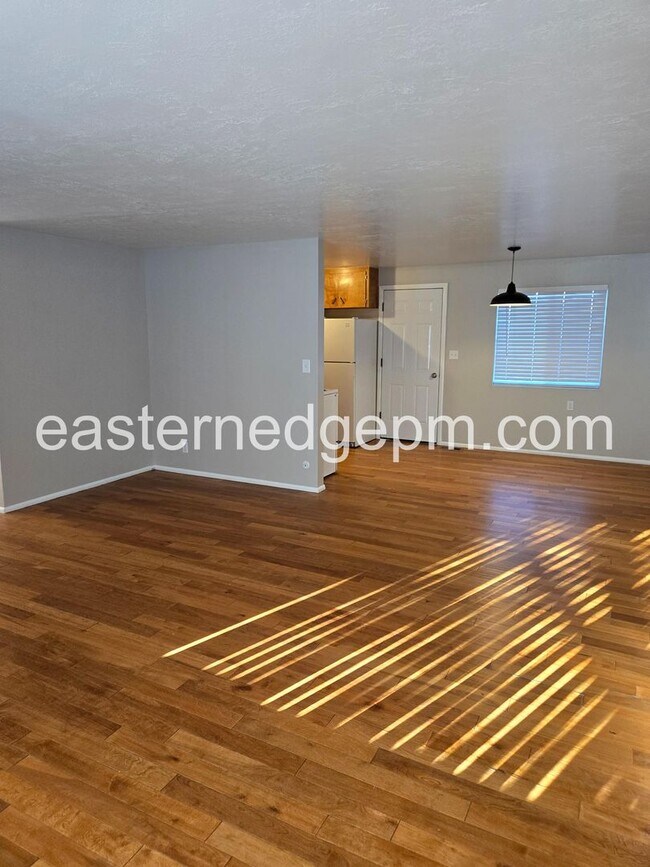 Photo - Beautifully Updated Apartment with Modern Finishes, Private Yard & Convenient Location Unidad 1287 - 4