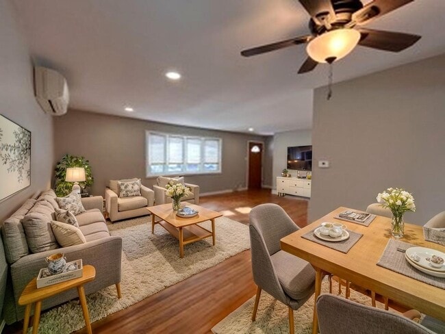 Photo - 326 W Adams St