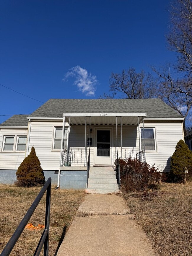 Building Photo - 2 Bedroom with Possible 3rd || 1 Bathroom - Single Family Home