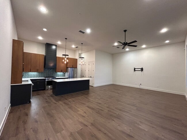 Photo - Town Creek CONDO! Large Balcony / Fridge, Washer, Dryer Included / Garage / NBISD