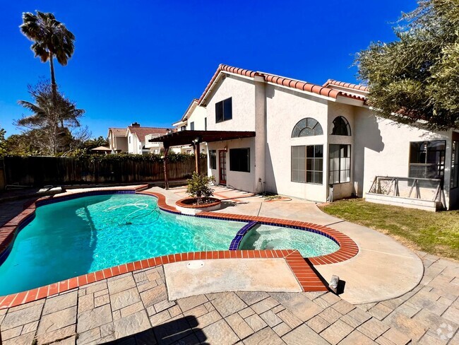 Building Photo - Beautiful 3BD/2.5BA with a pool and a view! Rental