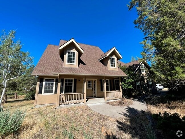 Building Photo - Large home in the Running Y