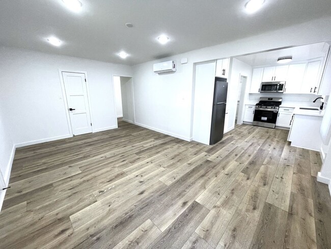 Building Photo - 4024-28 Lincoln Unit 4028