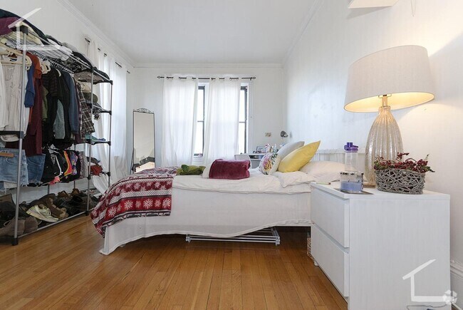 Building Photo - Amazing four bedroom unit! Rental
