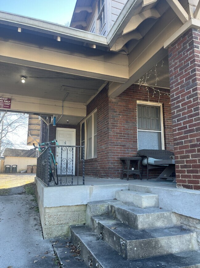 Building Photo - GREAT LEASE OPPORTUNITY 1 BEDROOM 1 BATH GREAT LOCATION NASHVILLE, TN Unit 1