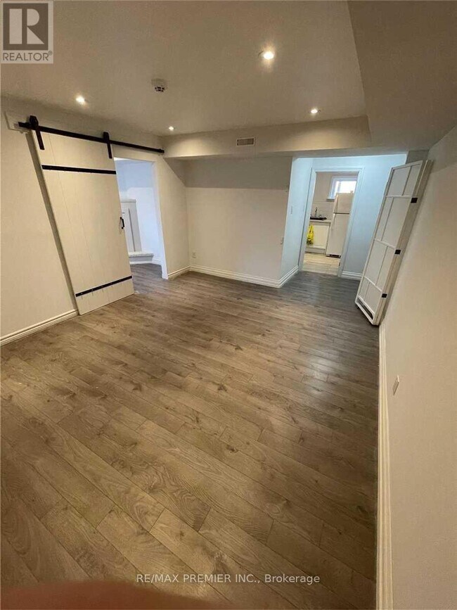 Photo - 44 Peacham Crescent