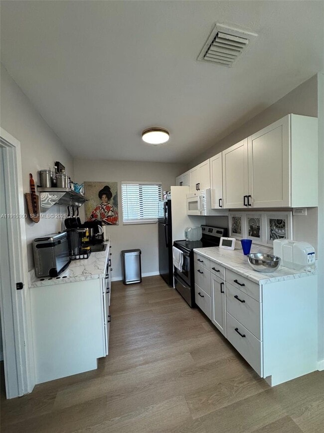 Building Photo - 1280 NE 105th St Unit 15