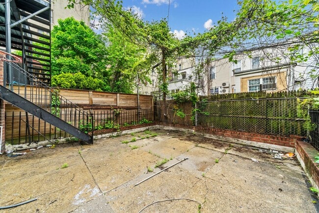 Photo - 2458 Lorillard Pl Unidad 1