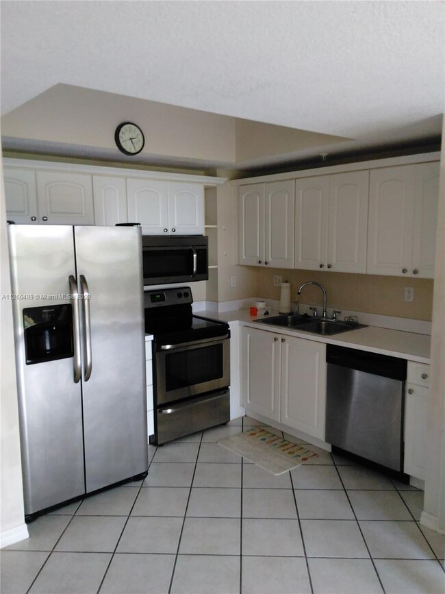 Photo - 3500 Coral Way Unidad 407 Rental