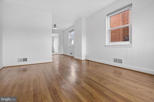 Photo - 4336 Dubois Pl SE