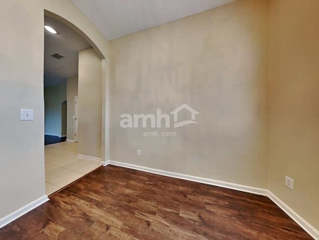 Photo - 705 Waterlily Way