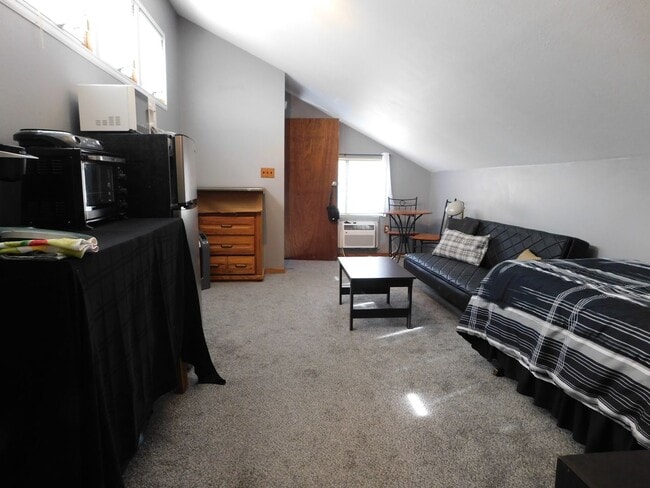 Photo - Studio with Views of the Monument