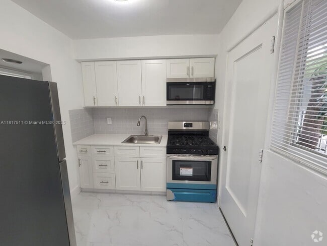 Building Photo - 7435 Byron Ave Unit 04 Rental