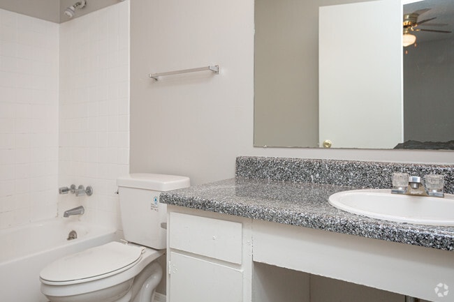 2 BR, 1 BA - 923 SF