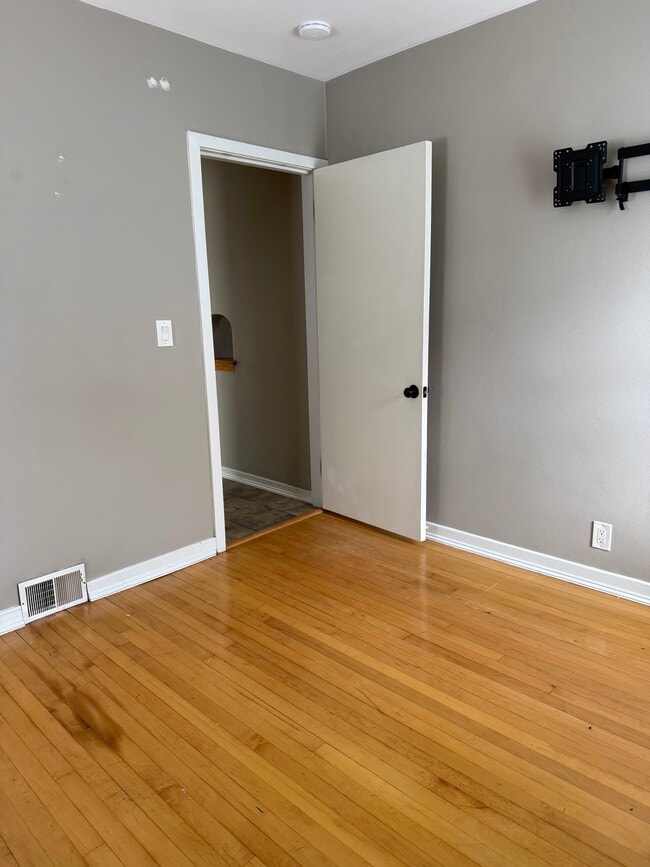 Photo - 558 Georgia St