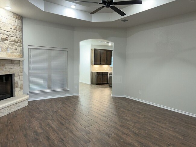 Photo - 805 Dred Roger Circle