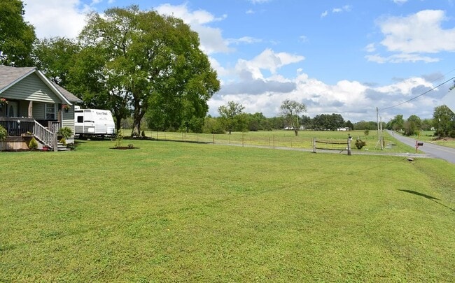 Photo - 105 Edd Joyce Rd