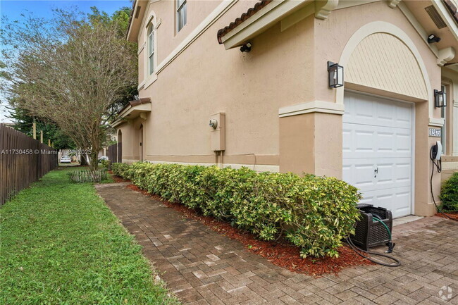 Building Photo - 12475 SW 124th St Rental