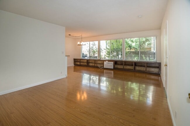 Building Photo - 8207 De Longpre Ave Unit 4 Rental