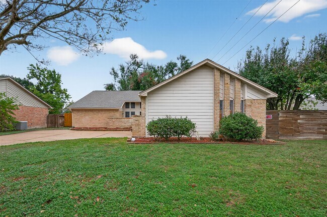 Photo - 6102 Crakston St