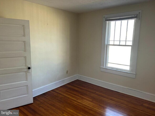 Photo - 113 W Monmouth St