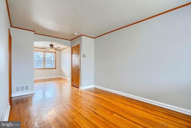 Photo - 6905 Bank St