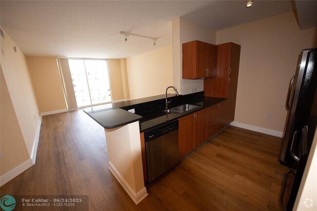 Building Photo - 2775 NE 187th St Unit #621 Rental