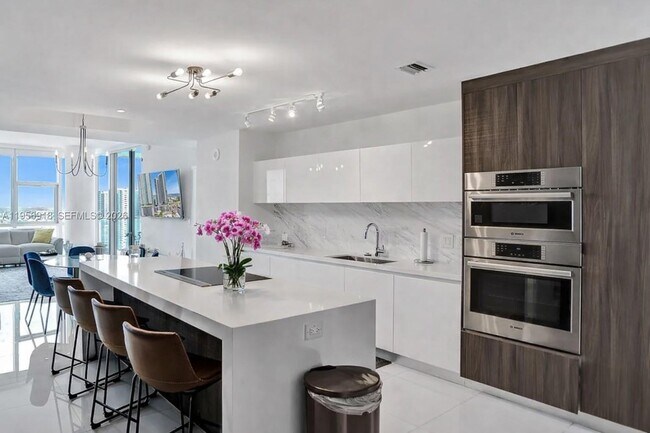 Building Photo - 851 NE 1st Ave Unit 2401