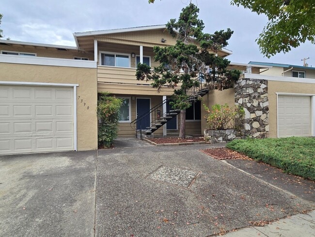 Building Photo - 7390 Rainbow Dr Unit 2