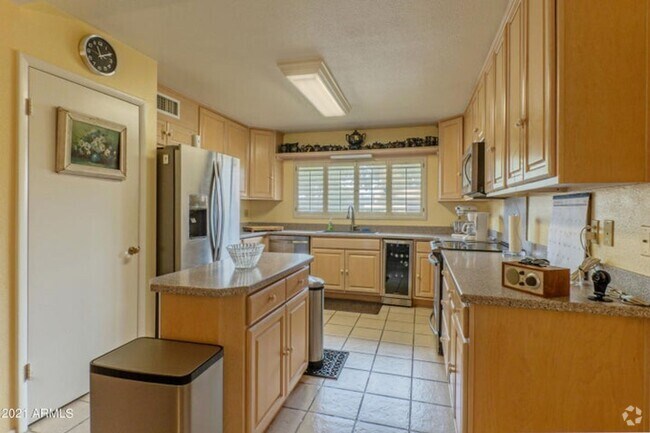 Building Photo - Amazing 4 Bedroom Townhome