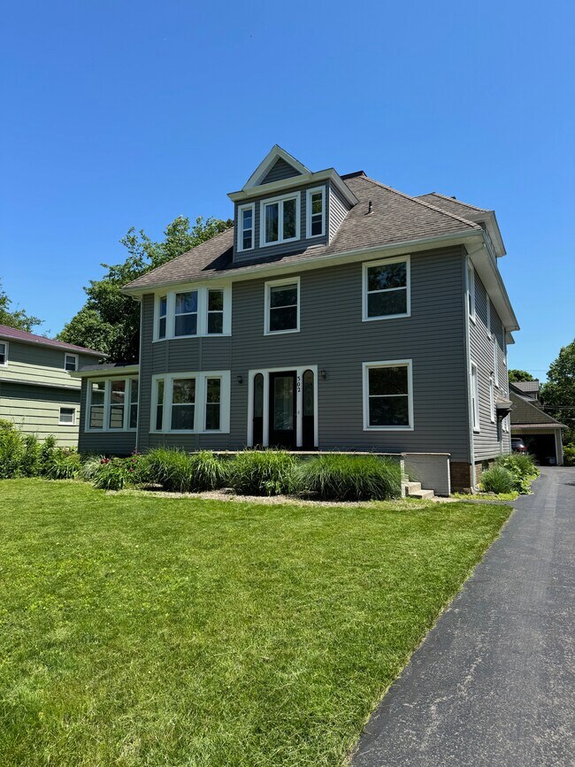 Photo - 302 Barrington St Unit 3