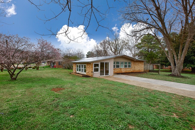 Building Photo - 2814 Holiday Dr SW