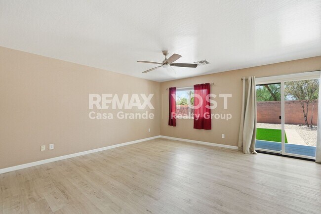 573 W Lucky Penny Pl
