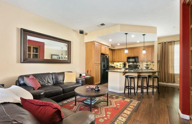 Beautiful 2 Bed 2.5 Bath Townhome Availabl... - Beautiful 2 Bed 2.5 Bath Townhome Availabl...