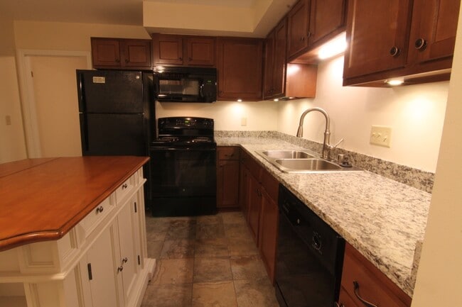 Building Photo - 853 Thackeray Trl Unit 01 Rental