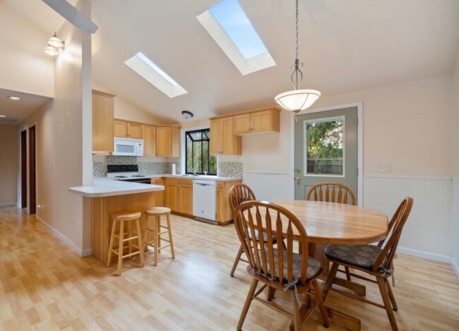 Photo - 1233 Nehalem Ave