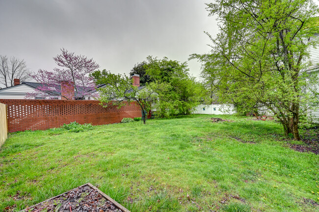 Fenced yard - 1011 5th Ave W Apartments Unit 1011 5th Avenue West