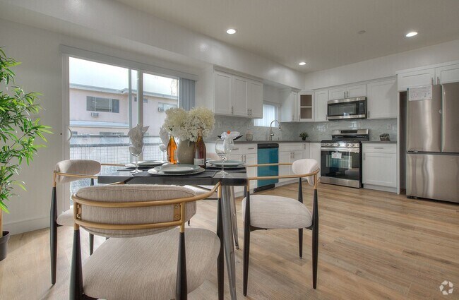 Building Photo - 11732 Hamlin St Unit 11724 1/2 Rental