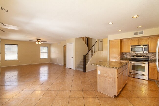 Building Photo - AMAZING 4 BED, 2.5 BATH HOME LOCATED NEAR 67TH AVE & UNION HILLS