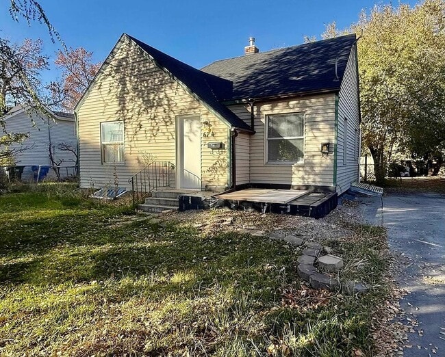 Building Photo - Charming, single-family, 4 bed / 1.5 bath home on W Pine St