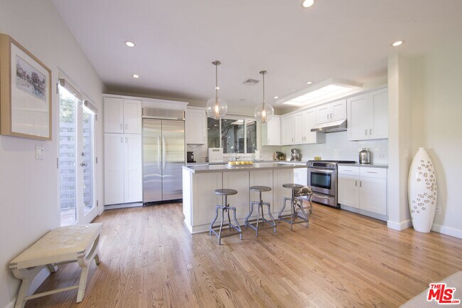 Photo - 8908 Ashcroft Ave