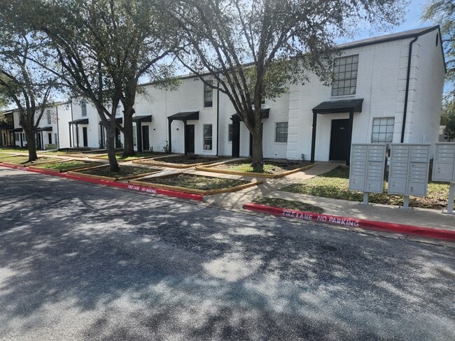 Townhomes - River Oaks Apartments