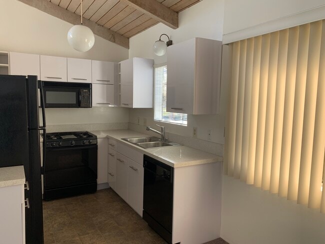 Photo - 2493 1/2 S Barrington Ave Unidad 2493 1/2