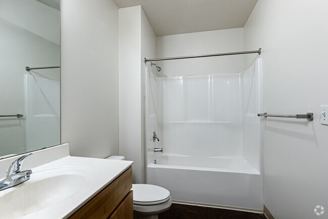 2BR, 1BA - 910SF - Bathroom