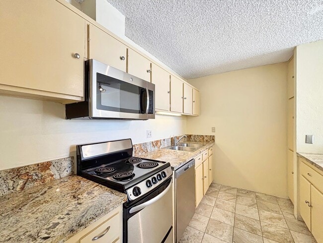 Building Photo - 1BD/1BA Condo in Point Loma Heights w/ Res...