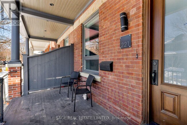 Photo - 221 Crawford St