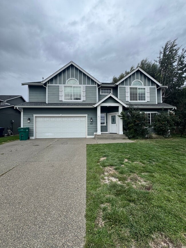 Building Photo - HUGE PET FRIENDLY Rental