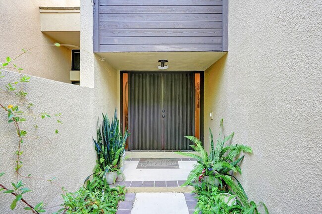Photo - 702 St Albans Dr